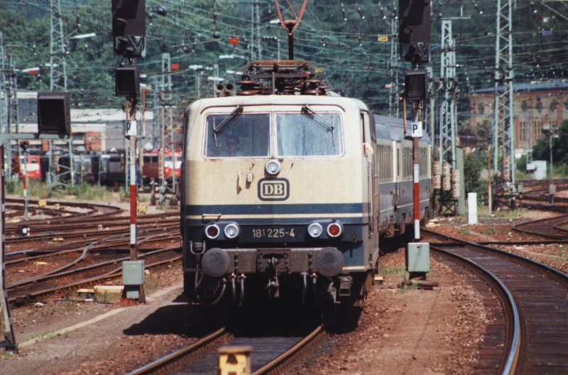 181 225-4 bei der Einfahrt in den Bahnhof Saarbrcken am 19.7.1992.