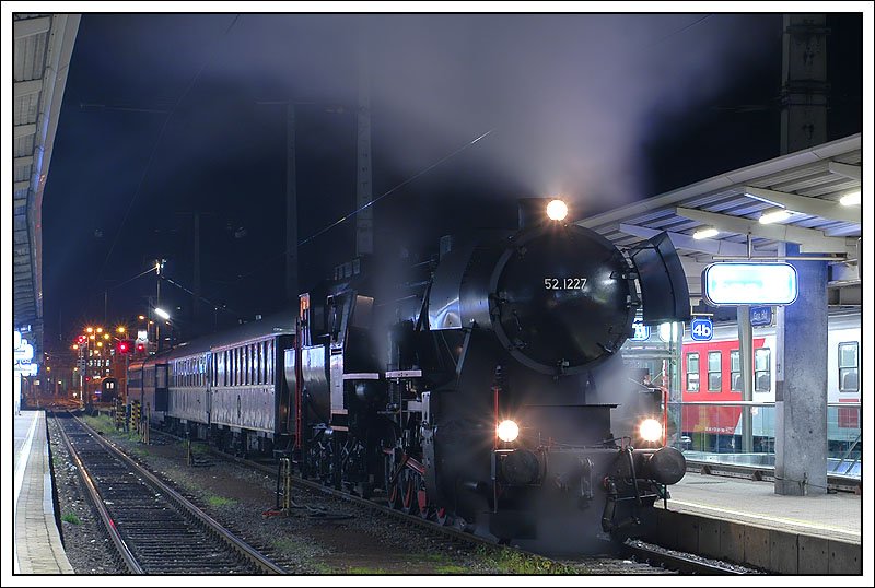 18.10.2007. Sonderzug von Bischofshofen nach Kflach fr eine private Gesellschaft. Nachdem ein Ochse den D 16639 von Bischofshofen nach Graz gebracht hatte, wurde dieser fr die Weiterfahrt von 52.1227 bernommen. Ab Graz bis Kflach ging es dann auf dem Netz der GKB als Spz 8465 weiter. Die Aufnahme zeigt den Spz 8465 kurz vor der Ausfahrt aus dem Grazer Hauptbahnhof.