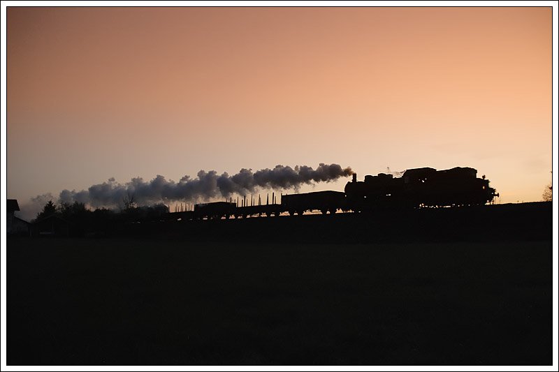 18.10.2008, 18:22 Uhr. Es war bereits recht dunkel, als 57 2770 (=�GEG-Lok 657.2770) mit ihrem Fotog�terzug von Trostberg nach M�hldorf zur�ck kehrte. Die Aufnahme entstand beim Einfahrvorsignal von T��ling.