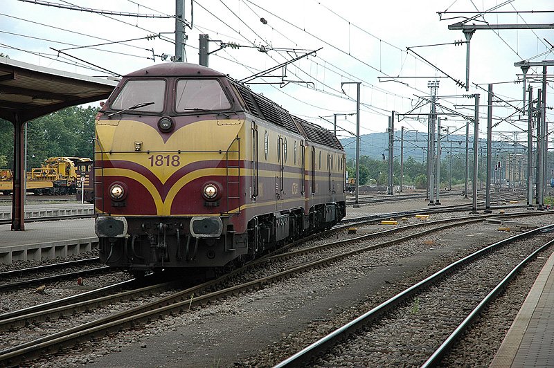 1818 durchfhrt mit 1819 den Bahnhof Bettemburg 05.06.2004