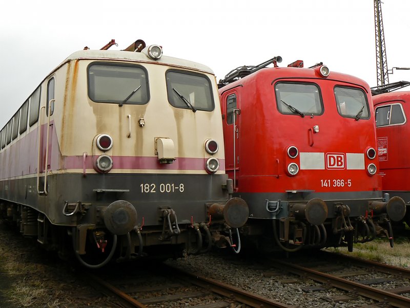 182 001-8 und 141 366-5 , im DB Museum Koblenz im August 09