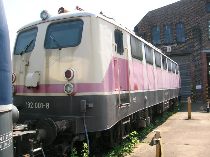 182 001-8 im Eisenbahnmuseum Koblenz am 16.6.2006. Leider macht diese Lok einen etwas ungepflegten Eindruck.