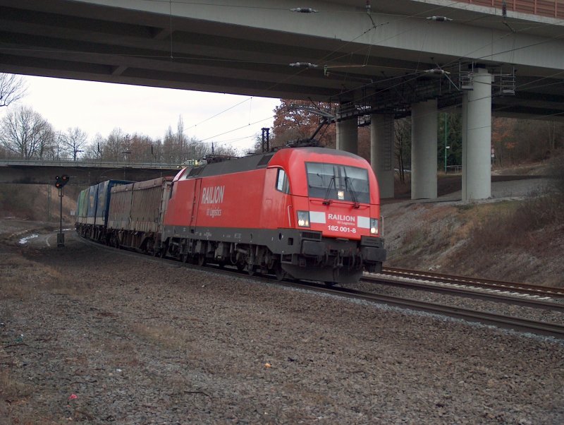 182 001-8 mit ihren Gz. bei Fulda Richtung Norden am 31.01.09