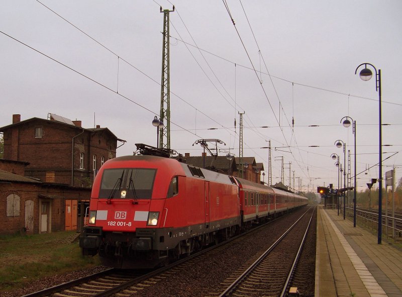 182 001-8 steht hier mit dem Fuballsonderzug, alias RE 38818, von Cottbus nach Hamburg Hbf im Bahnhof von Lbbenau/Spreewald und wartet auf die Weiterfahrt. 25.10.2009