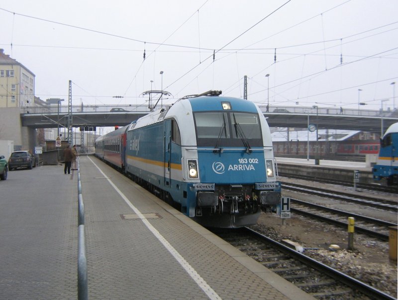 182 002 fhrt mit Alex 86008 am 21.12.2007 in Regensburg ein.