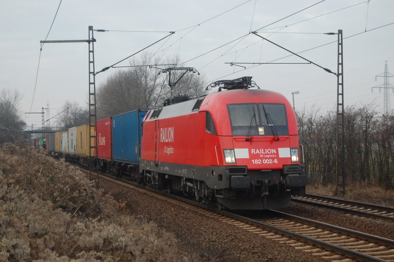 182 002 mit Containerzug am 17.01.2009 durch Ahlten -> Lehrte