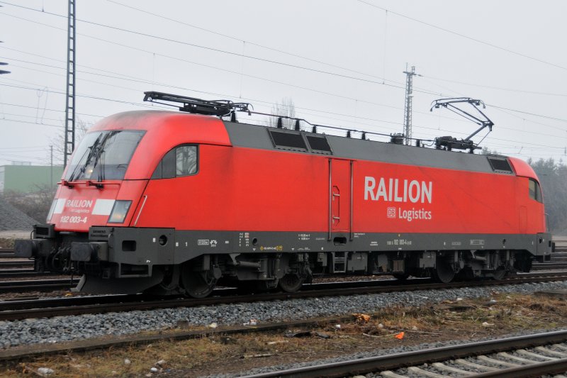 182 003-4, der dritte DB-Taurus auf Solofahrt in Ludwigshafen-Oggersheim Fahrtrichtung BASF-Nordheide. (06.02.2009).