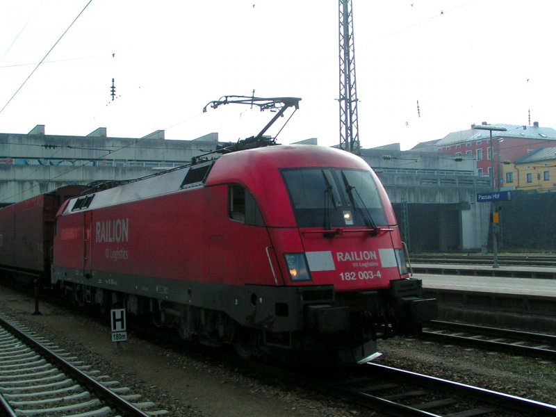 182 003-4 durchfhrt mit einem Railionganzzug Passau Hbf;080309