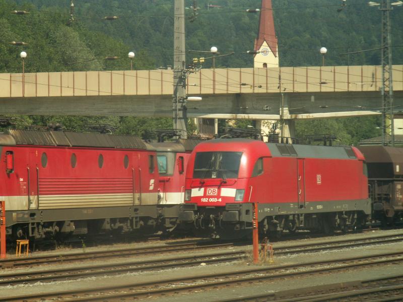 182 003-4 in Lackierung der Deutschen Bahn in Kufstein Hbf, Aug. 2005