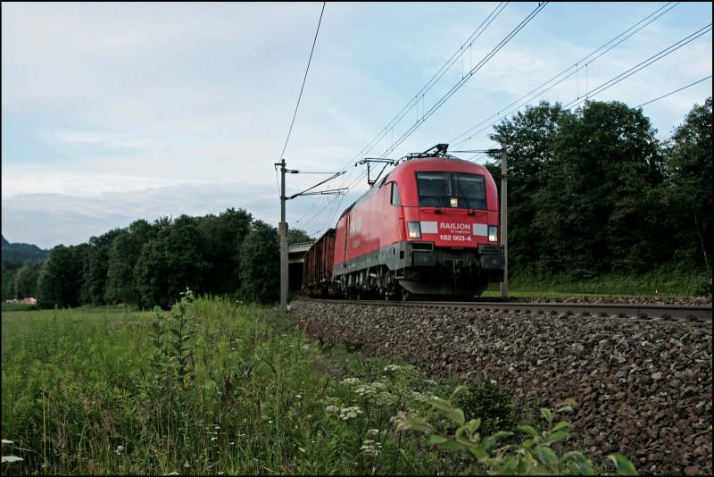182 003 (9180 6 182 003-4 D-DB) bringt einen Ganzzug bei Kufstein in Richtung Wrgl. (09.07.2008)