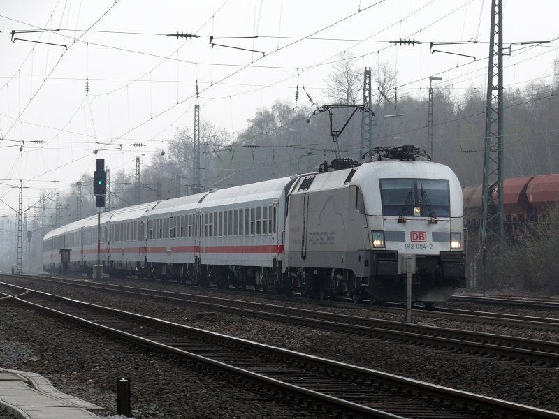 182 004-2  Porsche  mit unbek. IC passiert gerade Bochum-Ehrenfeld. 05.04.2009.