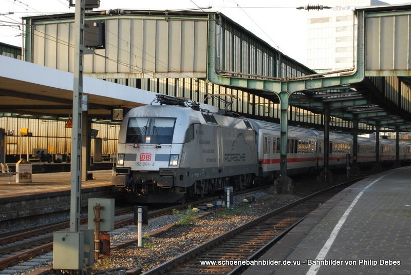 182 004-2 (Porsche Taurus) hlt am 3. April 2009 um 18:36 Uhr mit einem IC in Duisburg Hbf auf Gleis 4 zur Weiterfahrt nach Kln Hbf