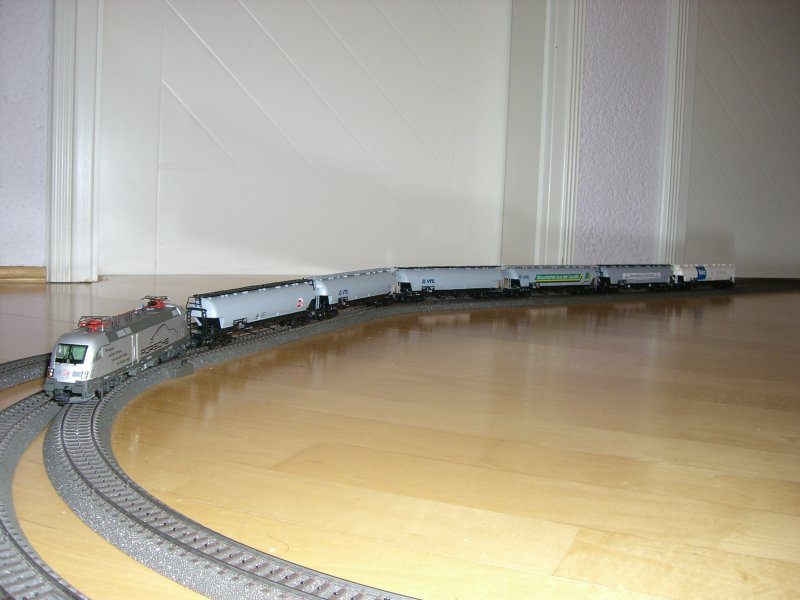 182 004 mit einigen Silowagen auf meiner Bodenanlage.