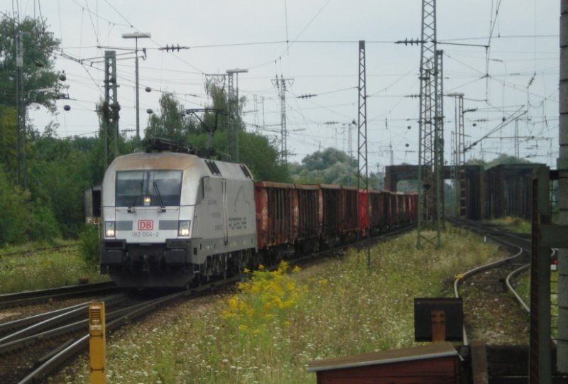 182 004  PORSCHE  durchfhrt in Krze den Bahnhof Donauwrth mit einem E-Wagen-Ganzzug in Richtung Nrnberg. (August 2007)