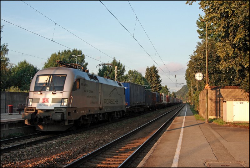 182 004  Porsche  durchfhrt mit dem TEC 40576, Verona Q. E. - Taulov, den Bahnhof Kiefersfelden. (05.07.2008) 