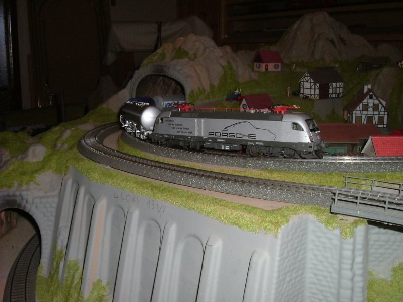 182 004 whrend der Bergfahrt mit einem schweren Gterzug.