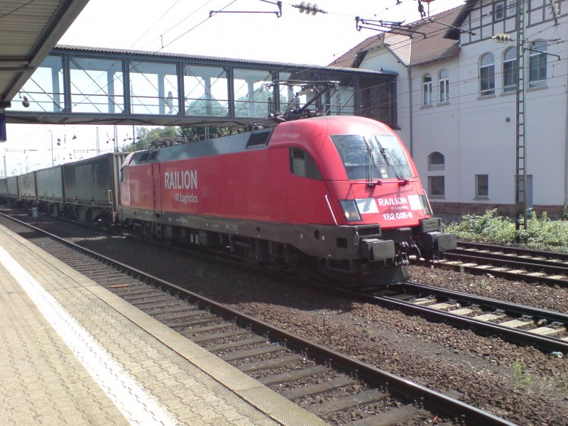 182 005 bei der Ausfahrt aus Mainz Bischofsheim an einem schnen Sommertag