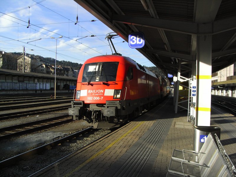 182 006-7 mit einen Gterzug am 11.11.08 in Kufstein richtung Innsbruck