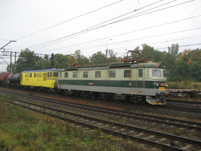 182 007-5 und 060DA-1020 fahren mit einem Kesselzug am 02.10.2007 durch Bydgoszcz in Richtung Gdańsk.