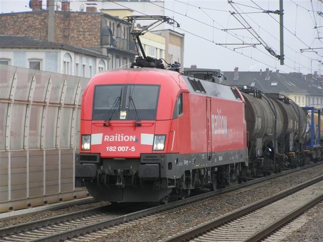 182 007 5 hier in Ludwigshafen Mitte zu sehen. Er kommt gerade von der BASF m 17.02.07