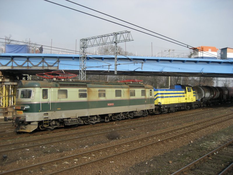 182 007-5 und SM42 fahren mit einem Kesselzug am 09.03.2008 durch Bydgoszcz (Bromberg).