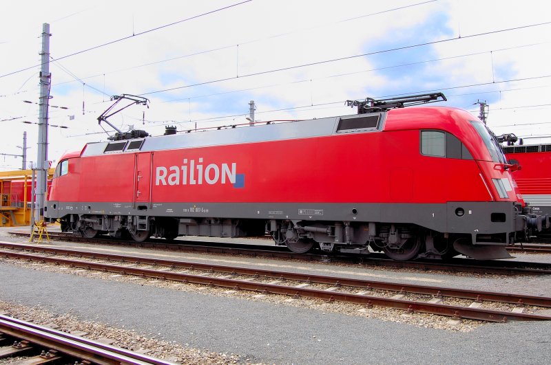 182 007-5 trocknet sich die Stromabnehmer in der Sonne... soll heien, in sterreich werden auch deutsche Loks gewaschen.. anders rum auch?