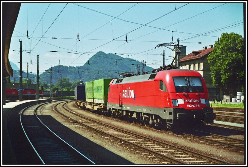 182 007 schiebt einen Kombizug gefhrt von der 1144 202 zum Brenner nach. Aufgenommen im Juni 2005 in Kufstein.