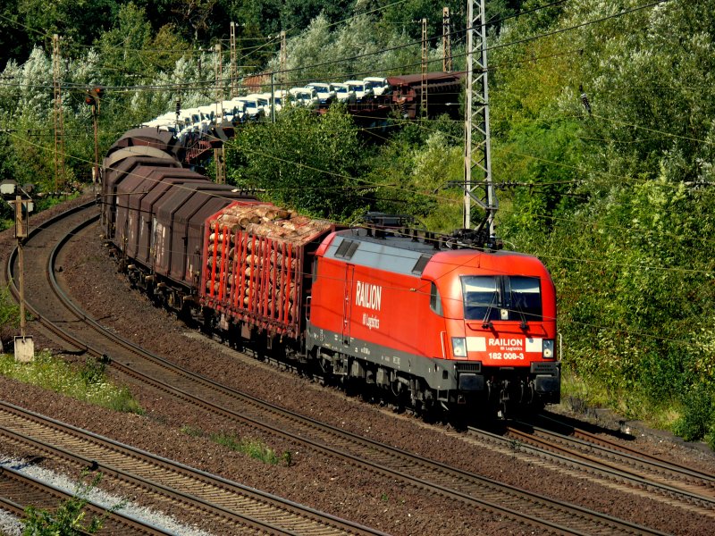 182 008-3 mit gemischten Gterzug kommt um die Kurve gedonnert! Aufgenommen am 19.08.2009 kurz vor Gemnden