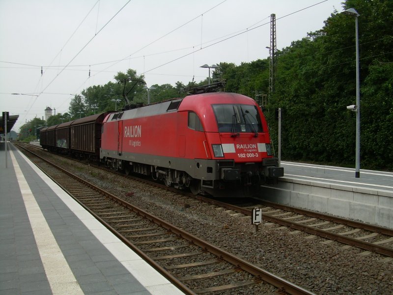 182 008 am 12.7.2007 mit ihrer bergabe aus Verden/Aller bei der Abfahrt aus Verden in Richtung Seelze Rbf 