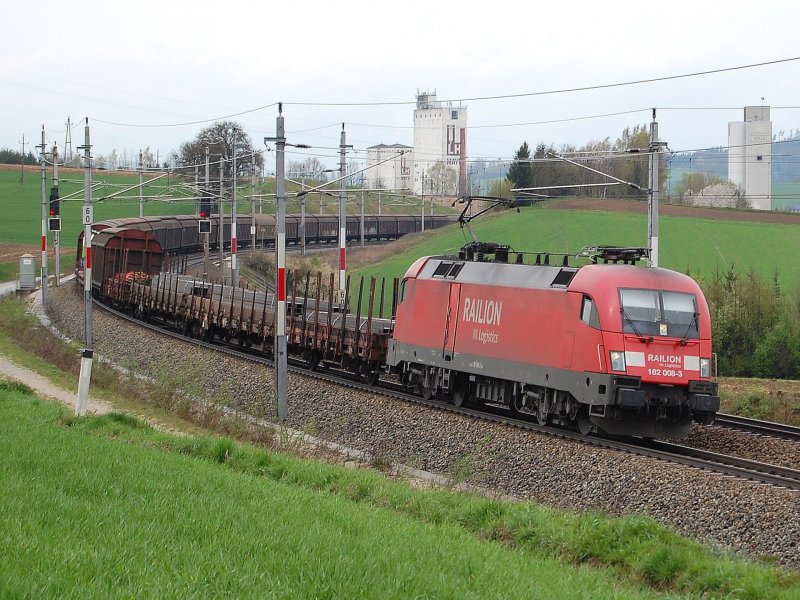 182 008 ist am 19.04.2008 mit einem
Gterzug auf der Passauerbahn
zwischen Haiding und Wels unterwegs.