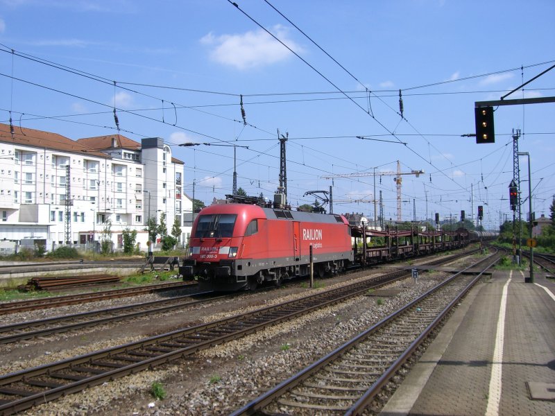 182 008 mit einem Gterzug in Regensburg. (14.08.2007)