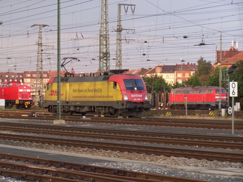 182 009-1 mit DHL Werbung unterwegs im stlichen Vorfeld des Nrnberger Hauptbahnhofs. 