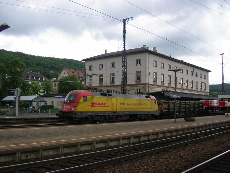 182 009 mit DHL-Werbung durchfhrt Gemnden am Main gen Norden. 27.5.06