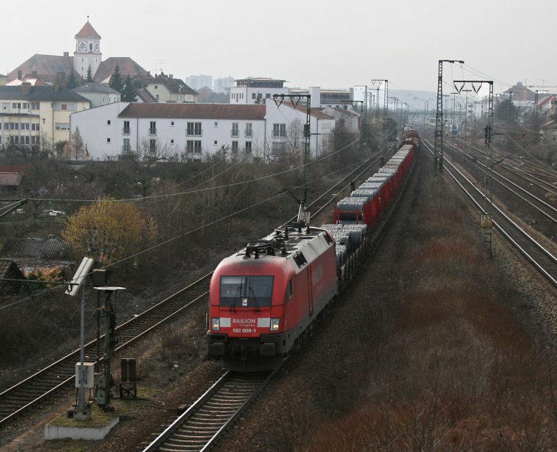 182 009 mit einem gemischten Gterzug am 14.03.2009 in Regensburg.