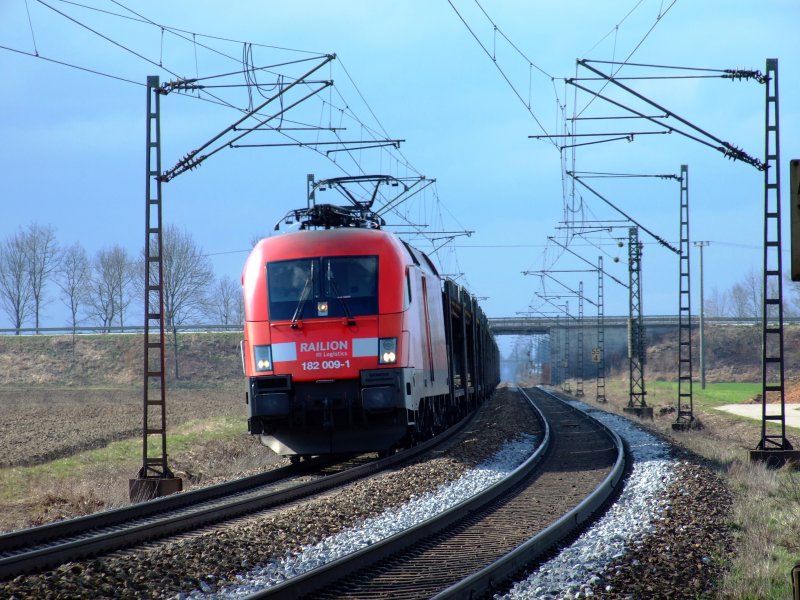 182 009 mit leeren Autotransportwagen am 28.03.2009 kurz vor Plattling!