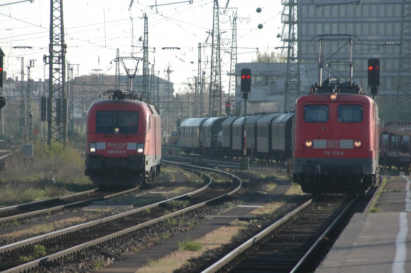 182 010 und 115 159 am frhen Morgen des 27.04.08 im Mnchner Ostbahnhof, dahinter steht die Wagengarnitur des Localbahnvereins Landshut