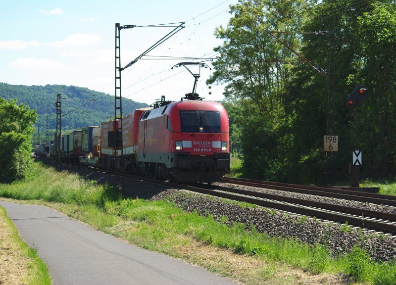 182 010-9 der DB Railion mit ihrem Zug bestehend aus Sattelauflieger-Wagen bei KM 198,6 auf der KBS 613. 23.05.2009.