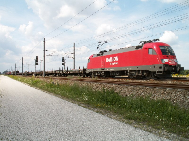 182 010 mit einem gemischten Gterzug am 31.7.2007 Richtung Linz unterwegs, am Bild vor Hrsching