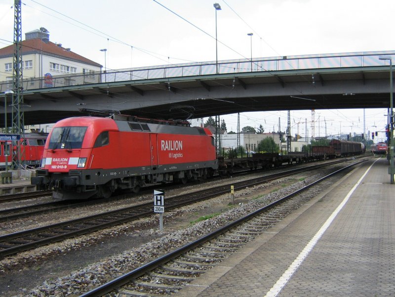 182 010 mit einem Gterzug in Regensburg. Aufgenommen im August 2007.