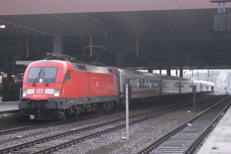 182 011-7 mit dem IC 1803 nach Hamburg Altona bei der Abfahrt in Dsseldorf Hbf am 22.02.2009 Gru an den Tf !