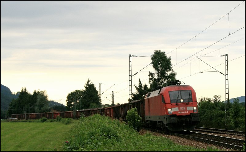 182 011 (9181 6 182 011-7 D-DB) ist mit einem Ganzzug auf dem Weg Richtung Kufstein. (04.07.2008)