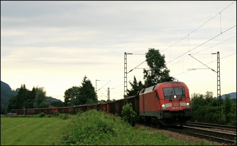 182 011 (9181 6 182 011-7 D-DB) ist mit einem Ganzzug auf dem Weg Richtung Kufstein. (04.07.2008)