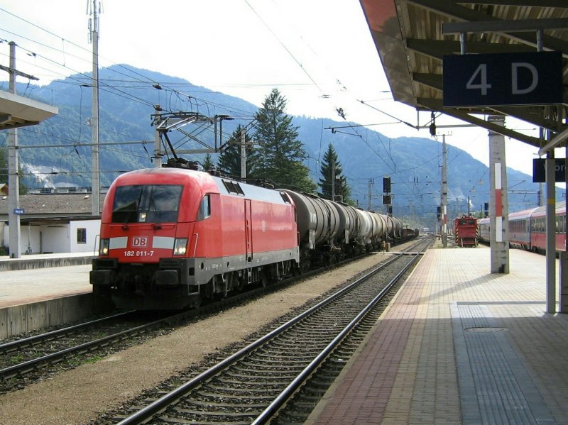 182 011 durchfhrt am 31.7.2007 mit einem Gterzug den sterreichischen Bahnhof Wrgl.