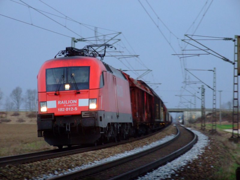 182 012 am 28.03.2009 kurz vor Plattling!