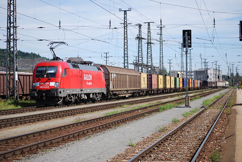182 012 bringt einigen Gterwagen nach Attnang-Puchheim (12.8.2008)