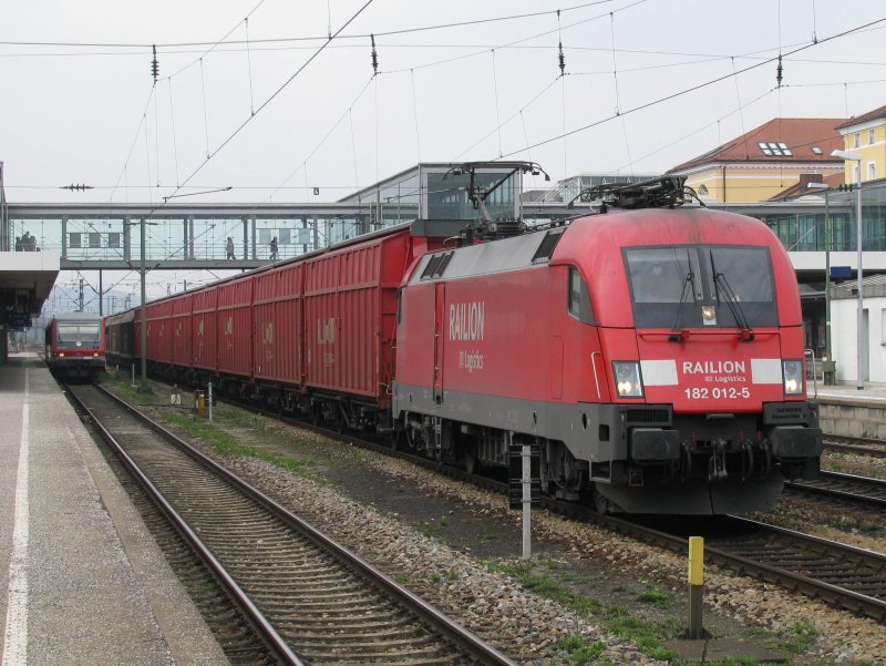 182 012 mit einem Gterzug am 1.4.2008 in Regensburg.