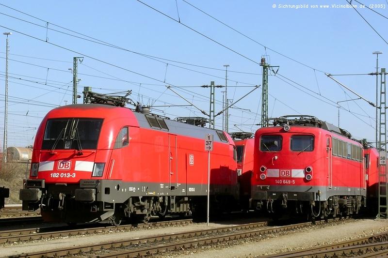 182 013 und 140 649 im Bw Mnchen Nord, April 2005.