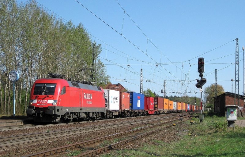 182 013-3 bei der Durchfahrt mit einem Containerzug in den Hamburger Hafen am 18.04.09 in Radbruch.