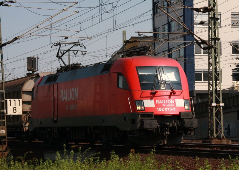 182 013-3 fhrt mit einen Gz Richtung Sden kurz vor Fulda am 08.05.2009