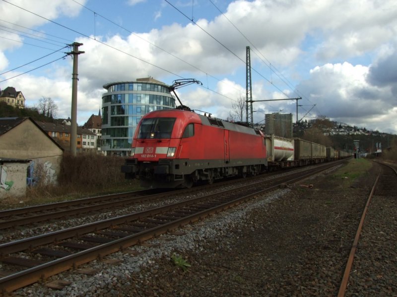182 014-1 mit einem Gterzug in Vallendar/Rhein.Die Gleise rechts am Bildrand haben schon seit etwa 10 Jahren keine verbindung mehr mit der Hauptstrecke und sie sind frei zugnglich.Ich glaube das ist keine so schlechte Fotostelle.21.3.08